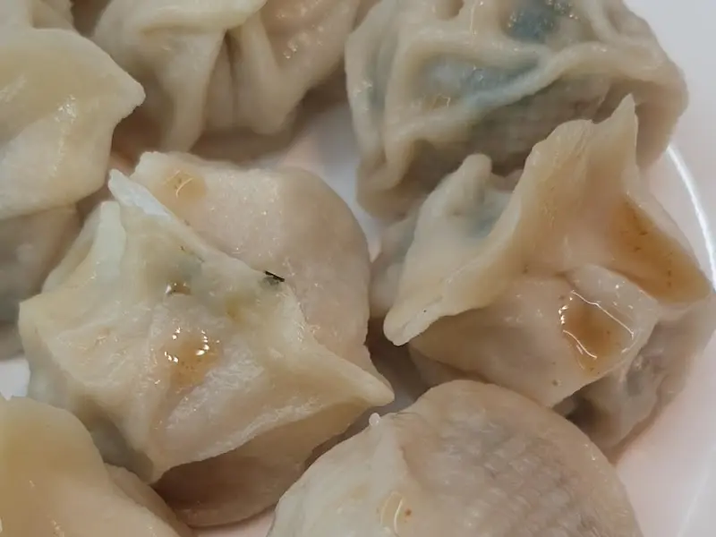 윤기가 좔좔 흐르는 쌀 찐만두