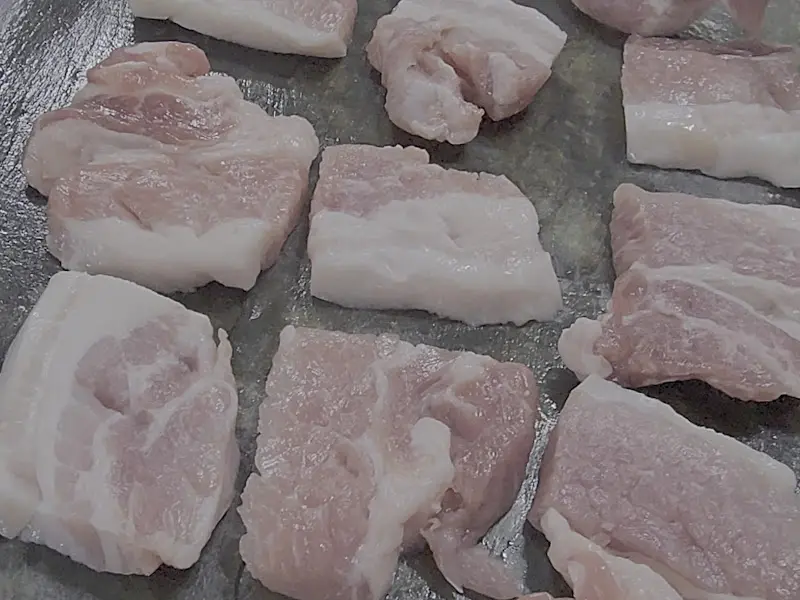 옥돌판 위에서 익어가는 삼겹살