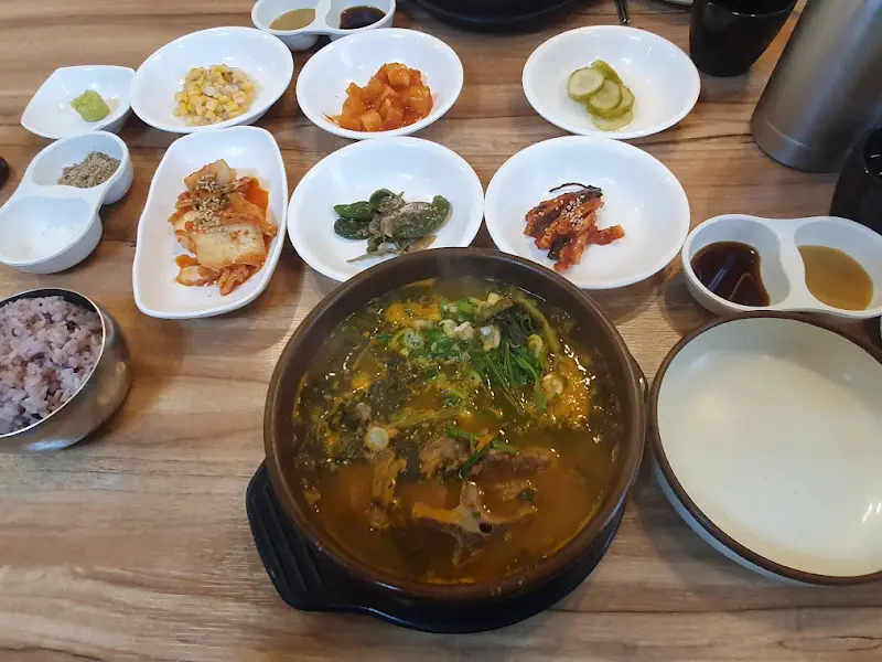 뼈해장국과 다양한 밑반찬이 차려진 테이블 모습