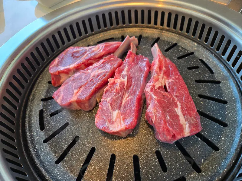 불판 위에서 익어가는 양갈비