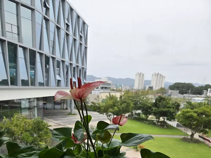 건물 외관과 조경