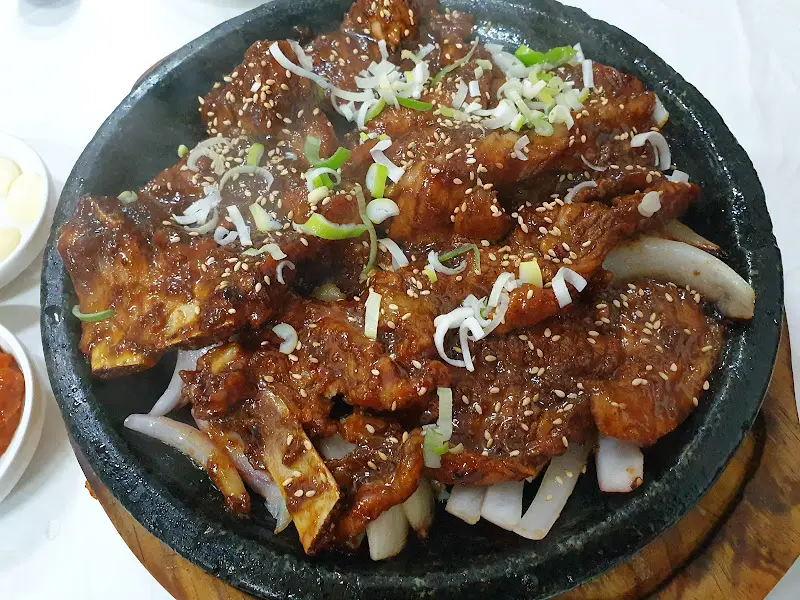 윤기가 흐르는 석갈비