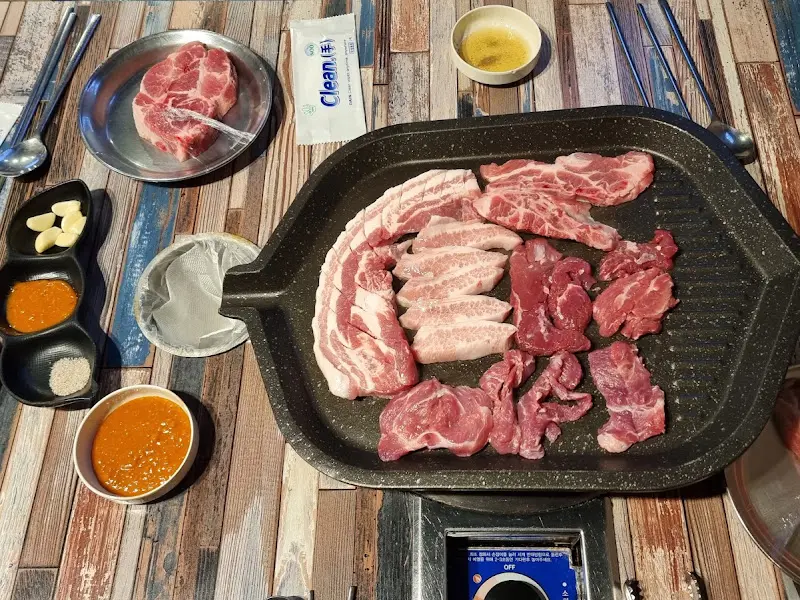 불판 가득한 고기