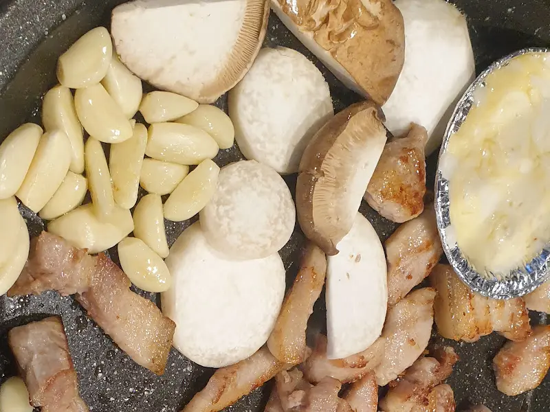 불판 위의 버섯과 마늘