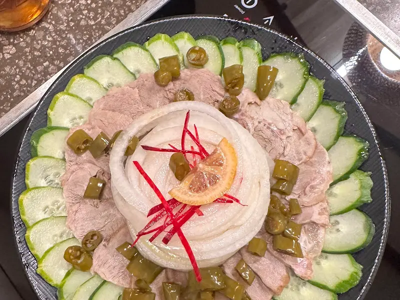 얇게 저민 장육이 오이, 양파, 고추와 함께 예쁘게 담겨져 있는 모습