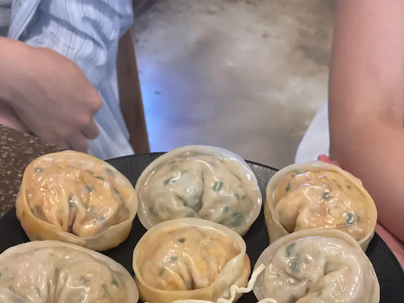 손님들이 만두를 빚고 있는 모습