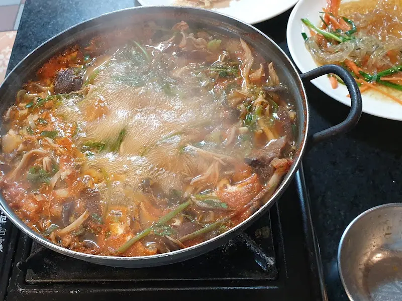 능이버섯전골이 끓고 있는 모습