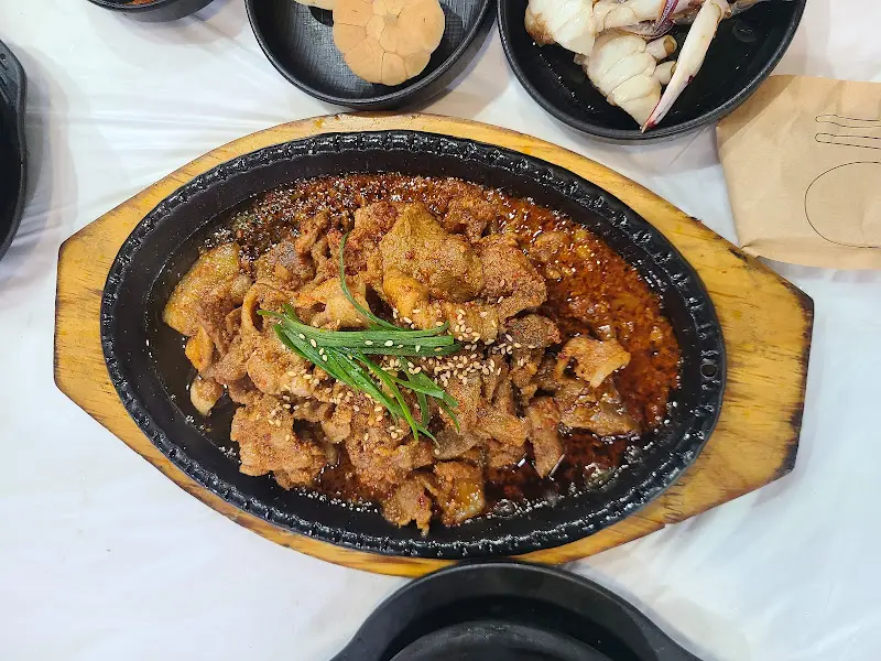 윤기가 자르르 흐르는 제육볶음