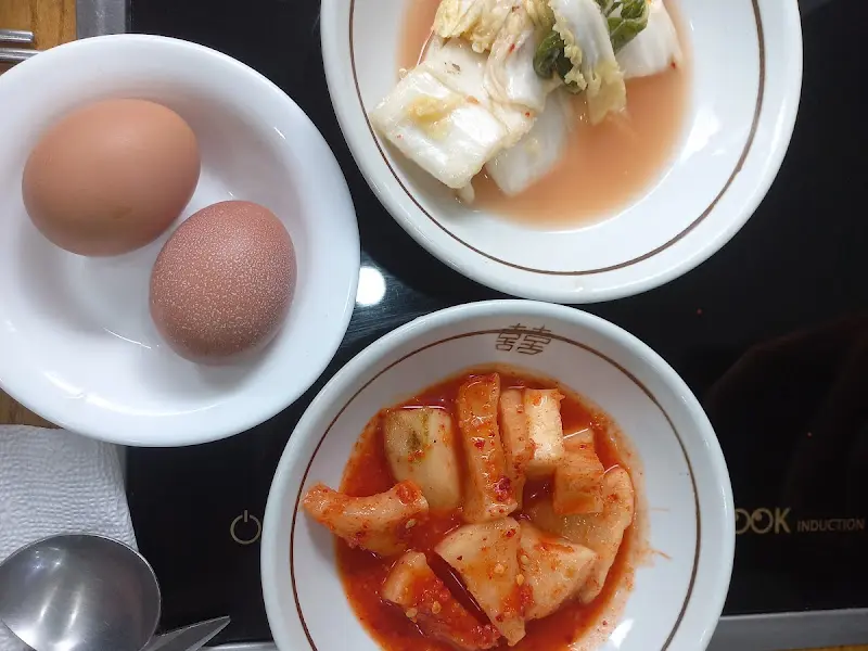 정갈하게 담겨 나온 밑반찬