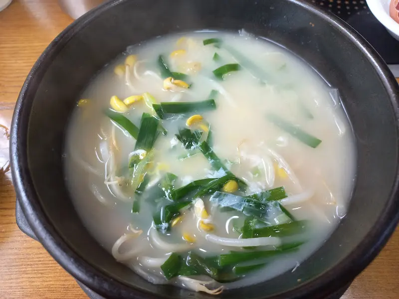 뽀얀 국물이 인상적인 황태해장국