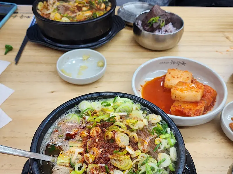 돔베고기와 해장국 한 상 차림