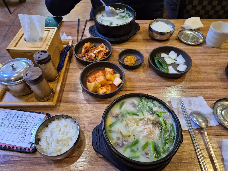 테이블 가득 차려진 국밥 한 상