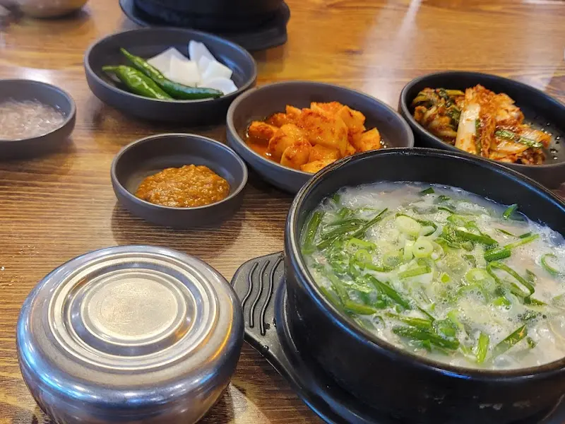 국밥과 함께 제공되는 깍두기, 김치, 쌈장