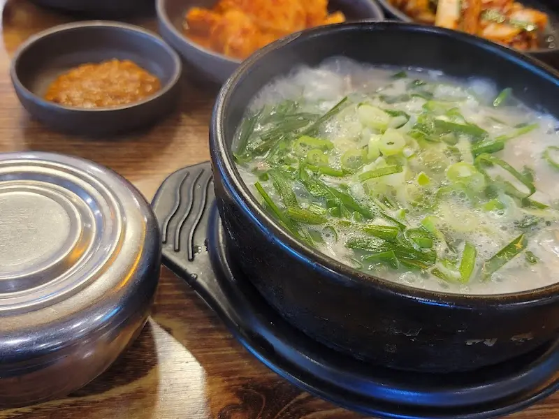 뚝배기에 담겨 나오는 뜨끈한 국밥