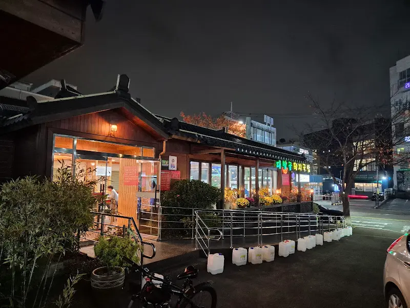 저녁 무렵의 식당 외부 전경