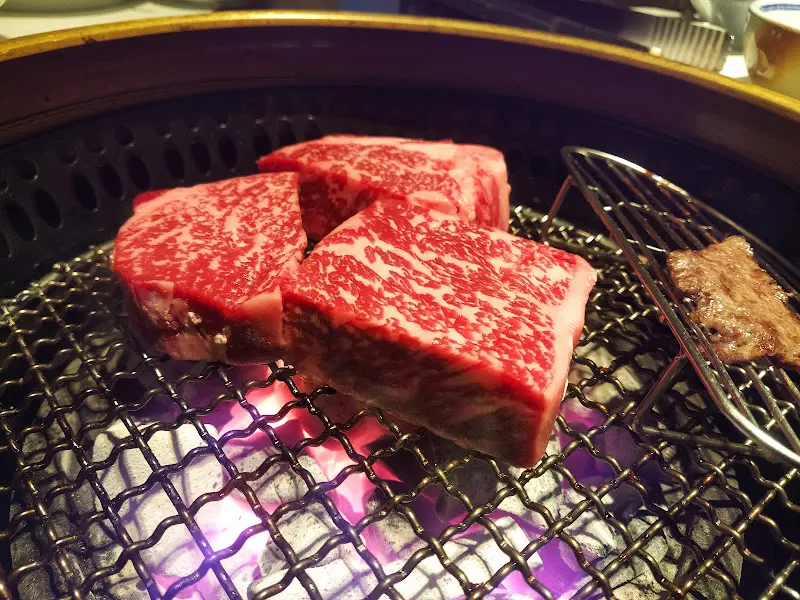 숯불 위에서 익어가는 소고기