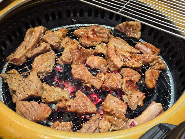 숯불 위에서 익어가는 돼지갈비