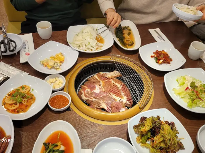 다양한 밑반찬과 함께 제공되는 갈비