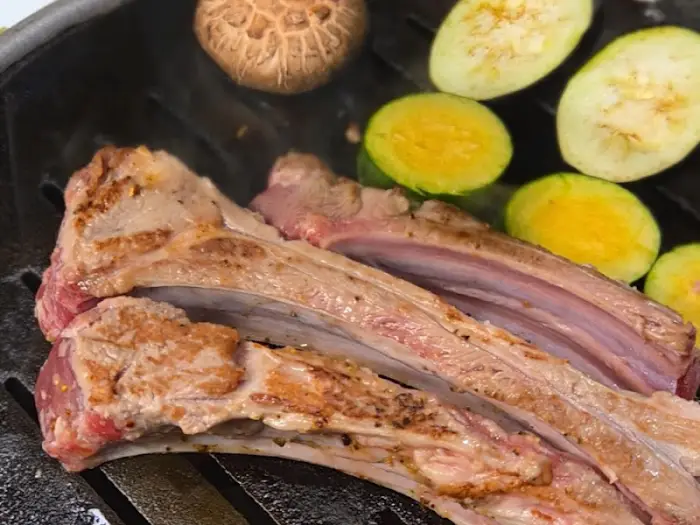 흑염소 뼈대와 야채가 함께 구워지고 있는 모습