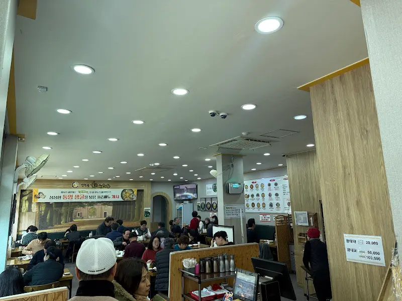 점심시간 북적이는 가게 내부