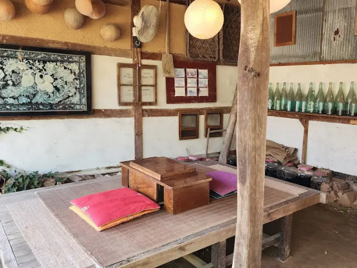 고택 내부의 전통적인 좌식 테이블과 소품들