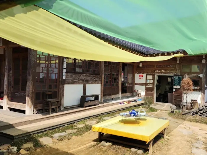 합성리994의 외부 전경과 천을 이용한 장식