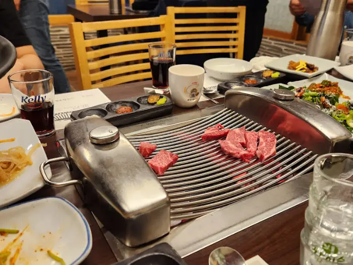 식탁에 놓인 반찬과 고기, 그리고 숯불구이 모습