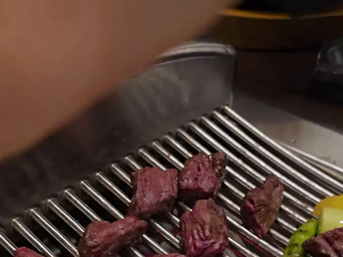 숯불 위에서 익고 있는 소고기 조각들