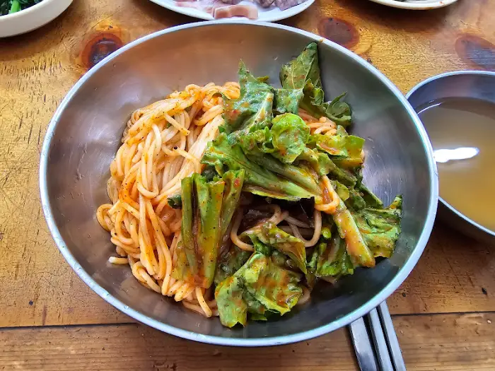 푸짐하게 담긴 비빔국수
