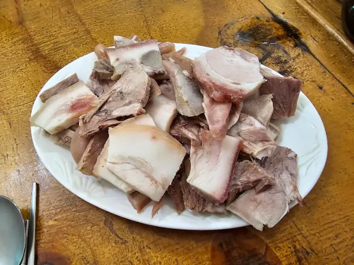 푸짐한 머릿고기 한 접시