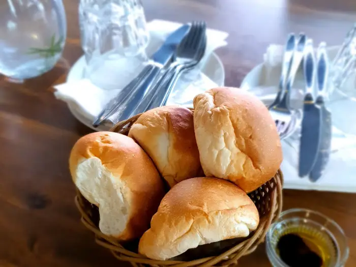 갓 구운 빵 바구니