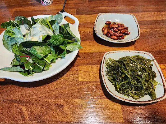 신선한 샐러드와 밑반찬