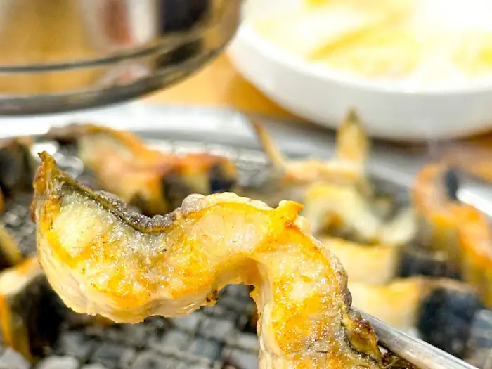 숯불 위에서 맛있게 구워지고 있는 장어