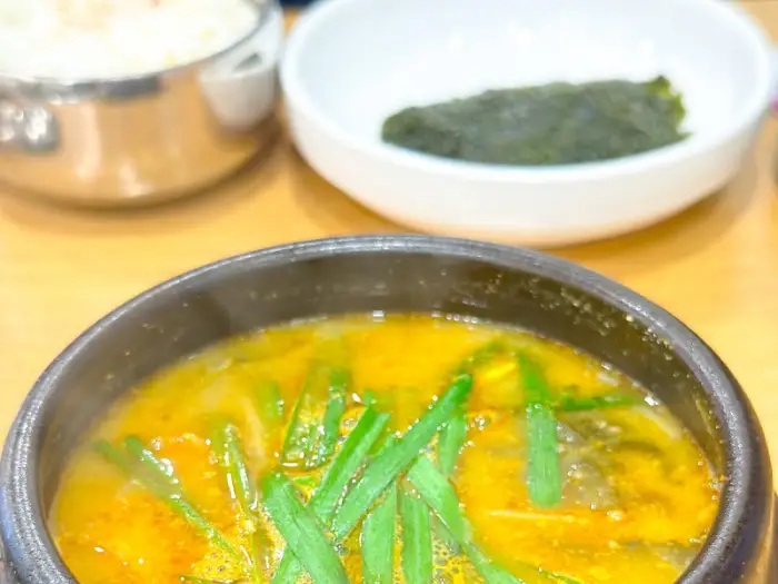 김이 모락모락 나는 장어탕의 모습