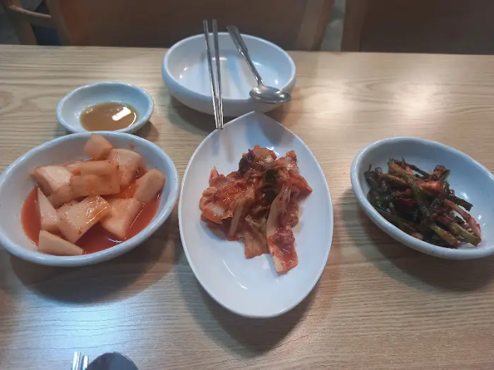 다양한 밑반찬이 차려진 테이블