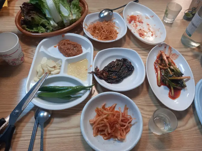 식탁 위에 차려진 다양한 음식들