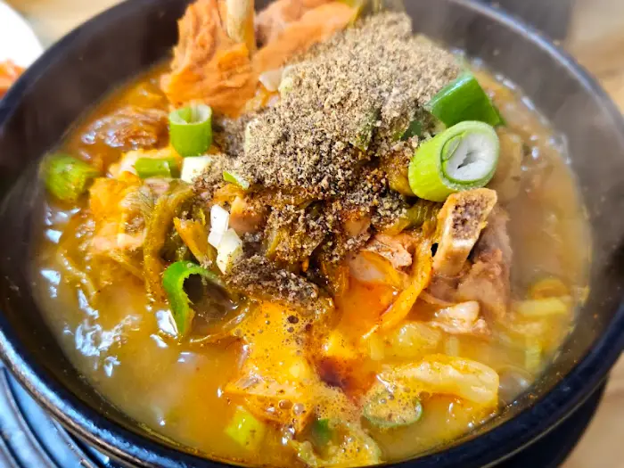 감자탕 뚝배기의 클로즈업 사진