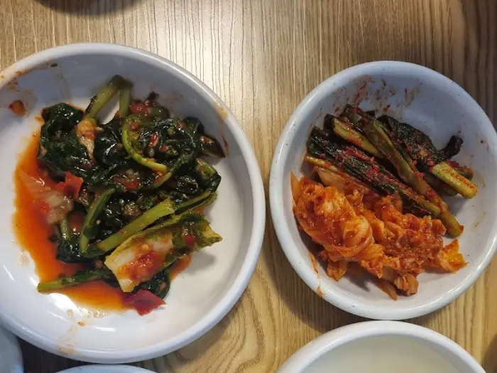 두 종류의 김치와 반찬