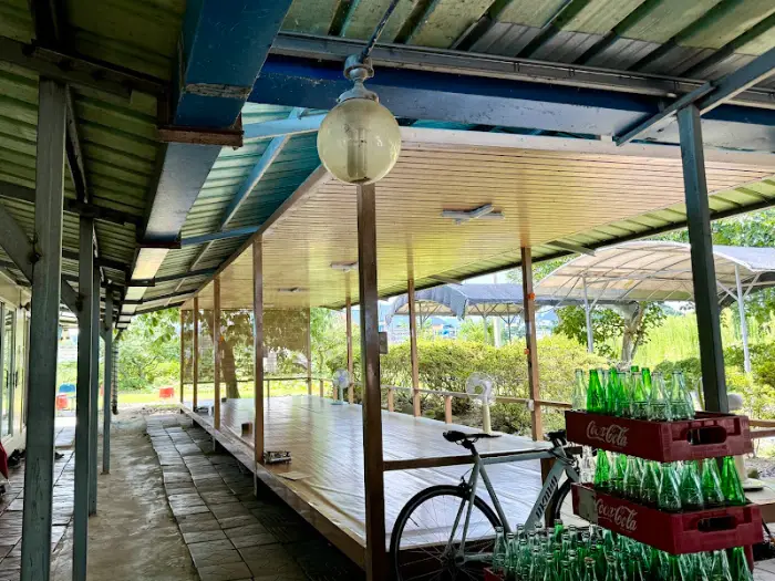 식당 내부 복도 모습, 테이블과 의자가 배치되어 있음