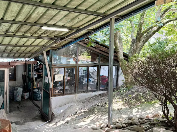 식당 내부 건물 모습, 유리창 너머로 보이는 풍경