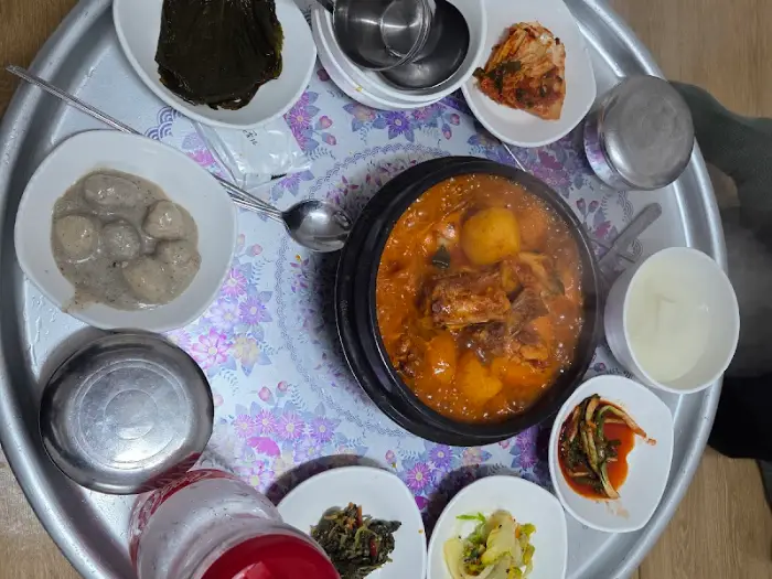 한상차림 사진, 닭볶음탕과 다양한 반찬