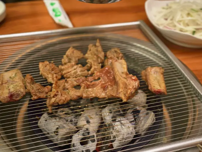 숯불 위에서 구워지는 돼지갈비 조각들