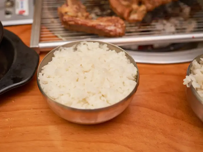 스테인리스 공기에 담긴 하얀 쌀밥