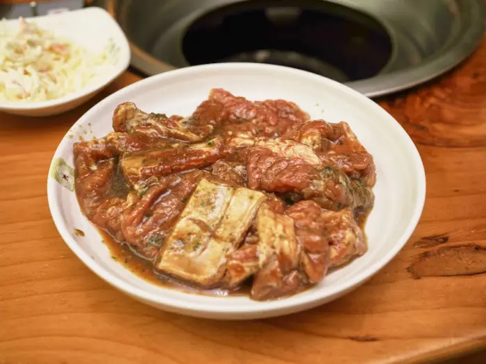 접시에 담겨 양념에 재워진 돼지갈비