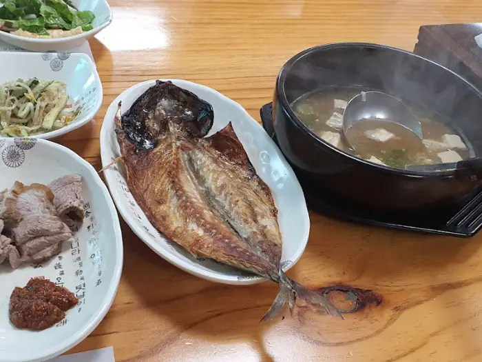 큼지막한 고등어구이와 된장국
