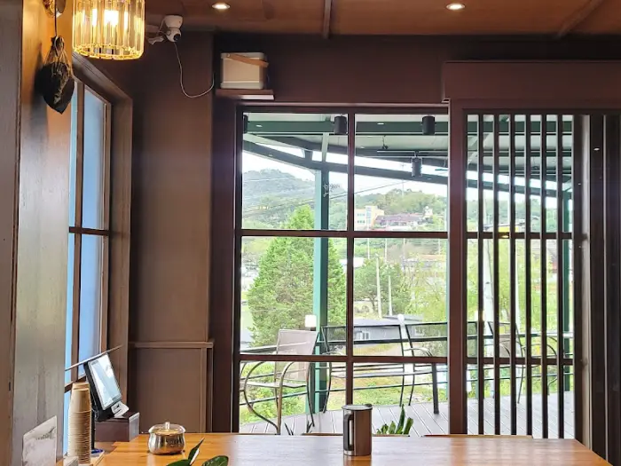 삼동소바 내부 창밖 풍경