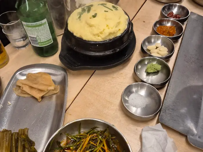 다양한 소스와 곁들임 찬