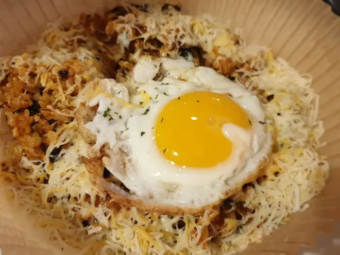 계란과 치즈를 곁들인 볶음밥