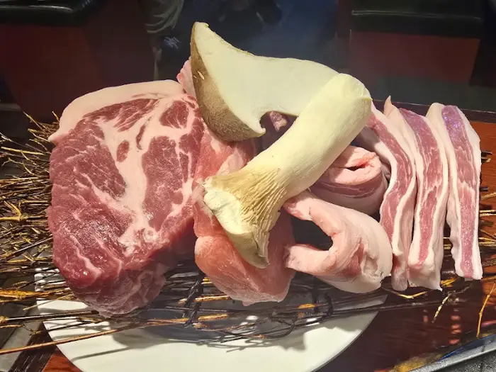 신선한 돼지고기와 버섯