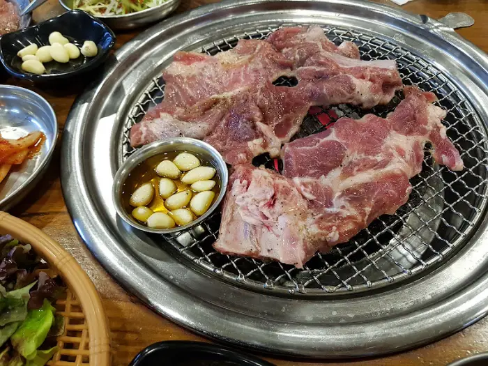 숯불 위에 올라간 돼지갈비